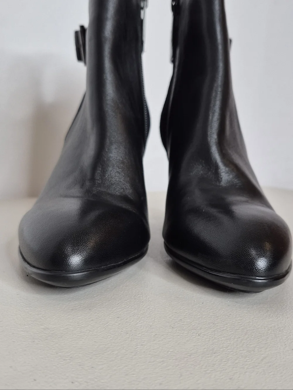 Aquatalia Black Itailian Leather and Navy Suede Ankle Boots w/ Buckle - Size 7